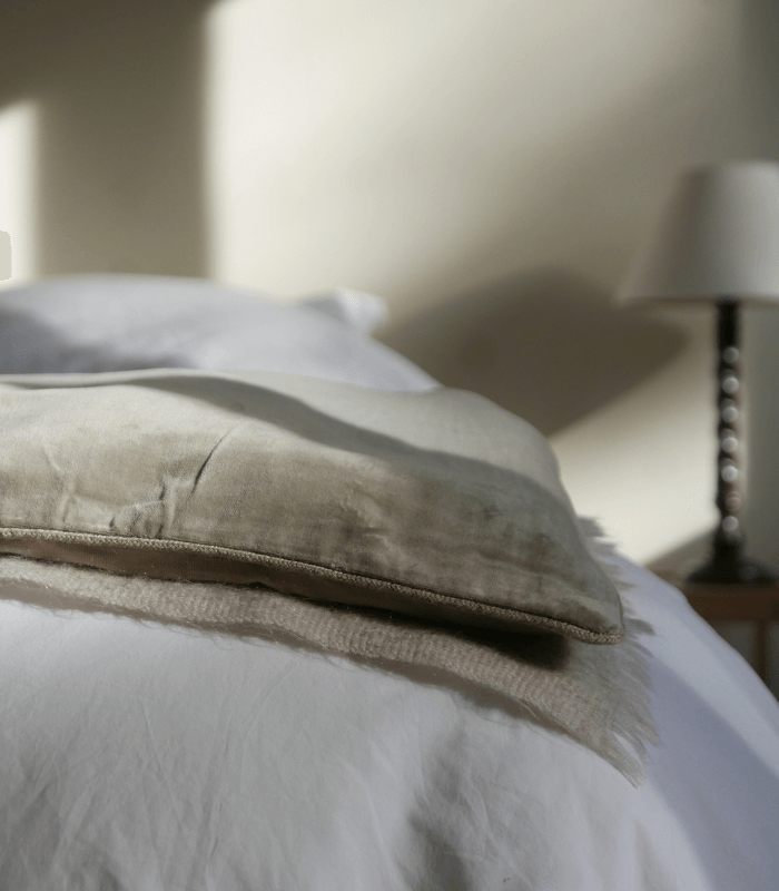 Edredon Bout de Lit Velours Beige 85 x 200cm, Plaid Addict, drapé en bout de lit