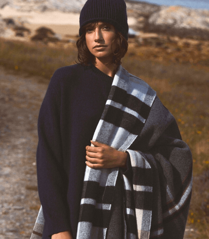 Plaid Laine Écossais Réversible Luxe Noir et Beige 140 x 190 cm, Johnstons of Elgin, confort haut de gamme