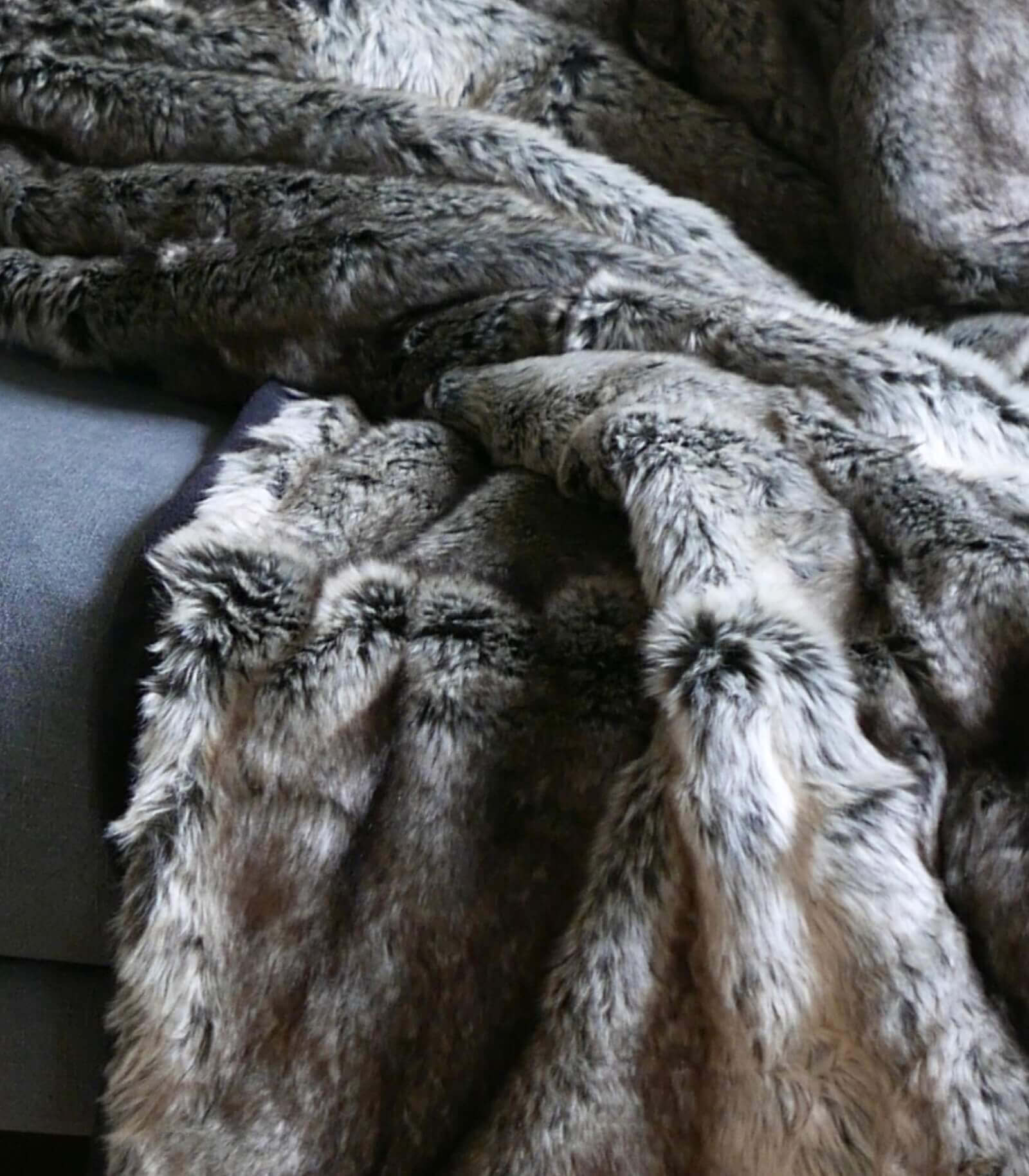Plaid Couverture en Fausse Fourrure Grizzly 130 x 170 cm, Plaid Addict, gros plan sur la matière