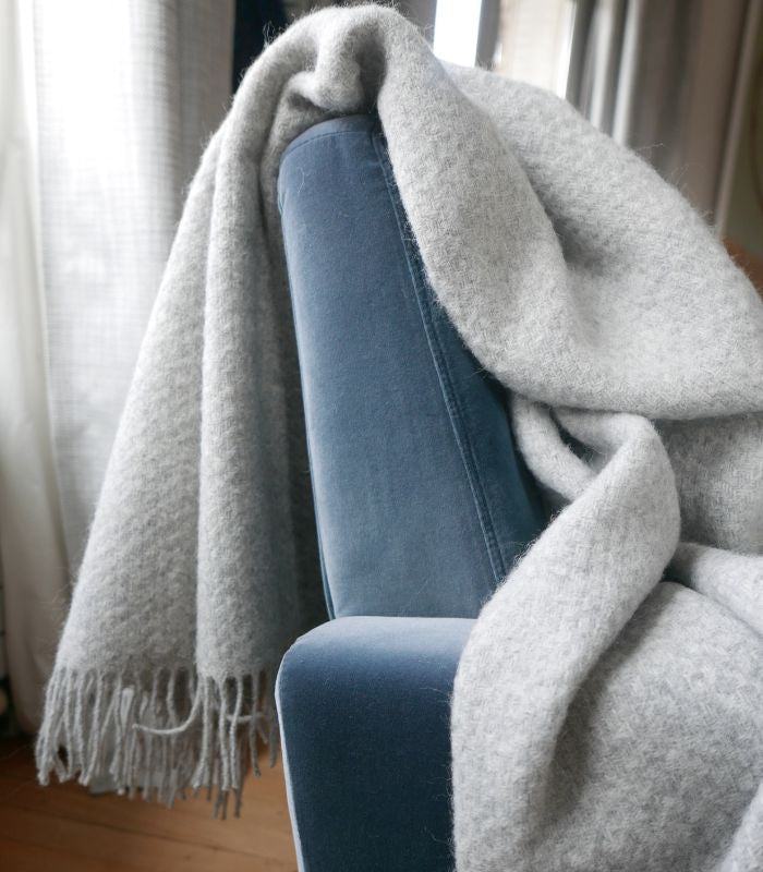 Plaid Pure Laine Gris Wafer 150 x 183 cm, Plaid Addict, drapé sur un canapé
