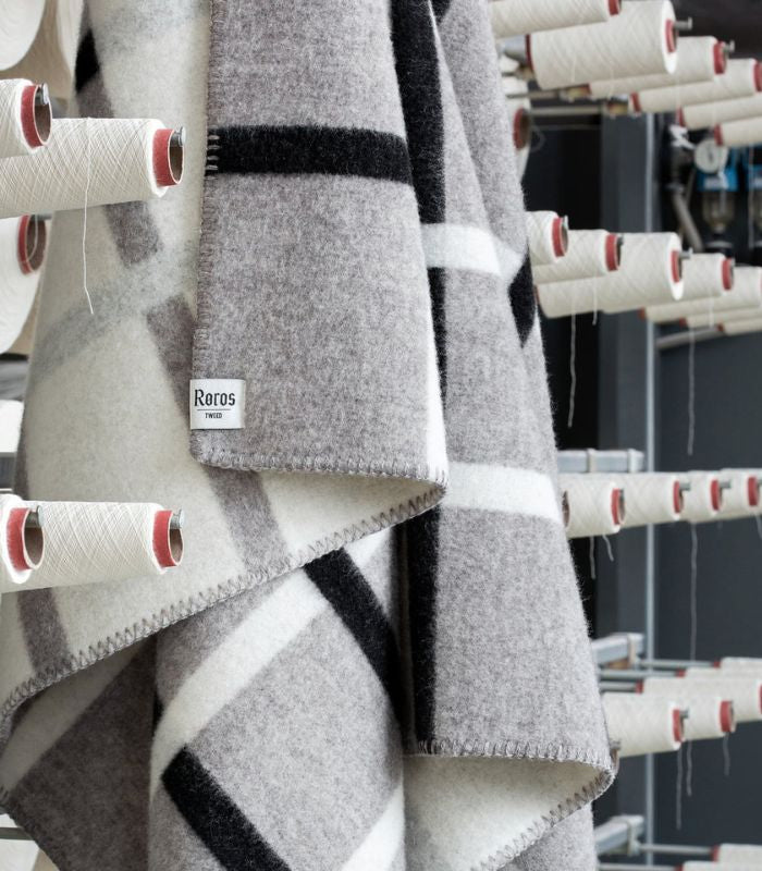 Plaid Pure Laine Design Knut Gris 135 x 200 cm, Roros Tweed, drapé sur un canapé