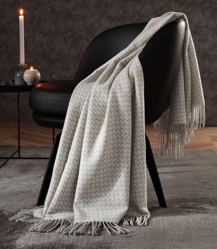 Plaid Cachemire Gris Clair 130 x 170 cm - Collection CORTINA, Plaid Addict, gros plan sur la matière