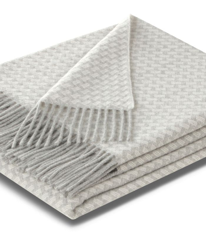 Plaid Cachemire Gris Clair 130 x 170 cm - Collection CORTINA, Plaid Addict, drapé sur un canapé