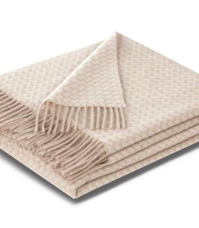 Plaid Cachemire Beige 130 x 170 cm - Collection CORTINA, Plaid Addict, drapé sur un canapé