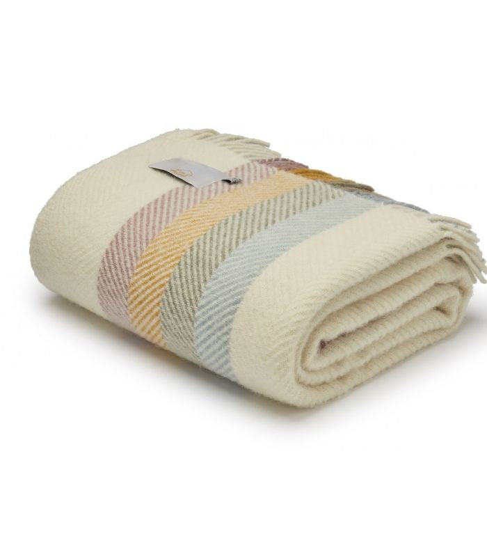 Plaid Laine Primerose Rayures Colorées 150 x 183 cm, The Mill, drapé sur un canapé