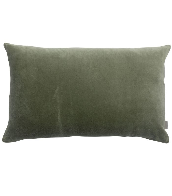 Coussin en Velours ELISE Vert Verveine, Vivaraise, drapé sur un canapé