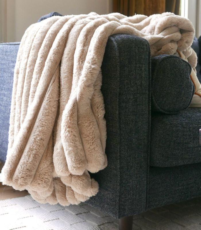 Plaid Fausse Fourrure Beige 130 x 160 cm, Plaid Addict, ambiance cocooning