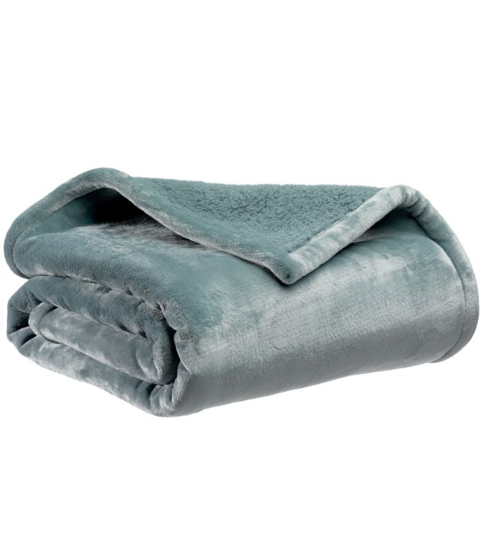 Plaid Cocooning Effet Mouton Bleu Alizée, Vivaraise, drapé sur un canapé