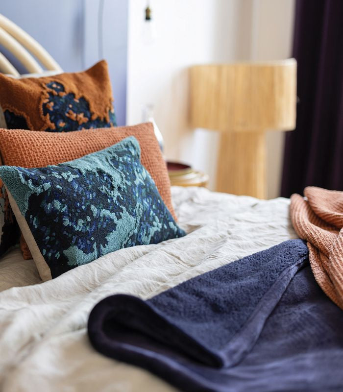 Plaid Cocooning Effet Mouton Bleu Marine, Vivaraise, gros plan sur la matière