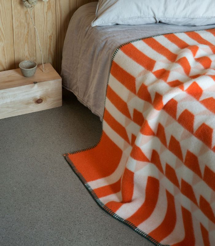 Plaid Pure Laine Design Kvam Orange 135 x 200 cm, Roros Tweed, mise en situation salon