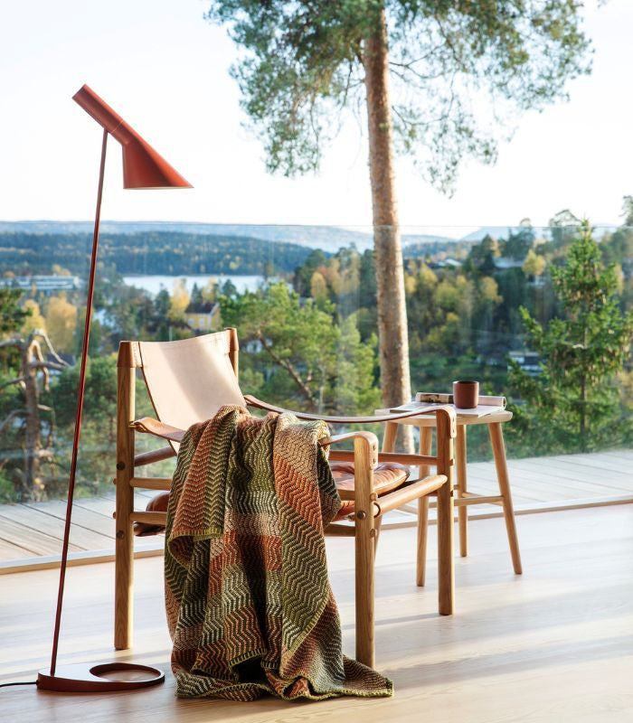 Plaid Pure Laine FRI Vert 150 x 200 cm, Roros Tweed, drapé sur un canapé
