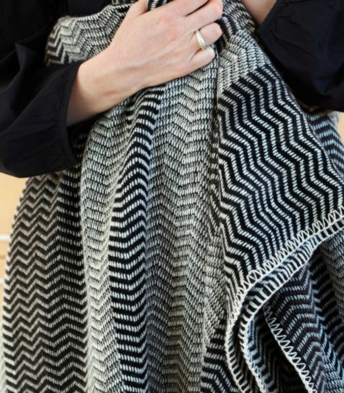 Plaid Pure Laine FRI Noir et Gris 150 x 200 cm, Roros Tweed, gros plan sur la matière