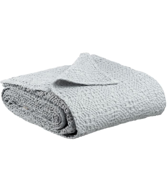 Jeté de canapé/Couvre-lit 100% coton TANA Gris Perle, Vivaraise, drapé sur un canapé