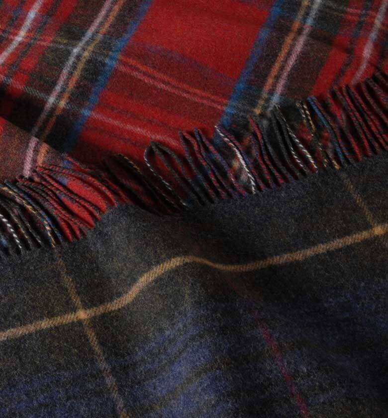 Plaid Laine Écossais Réversible Luxe Stewart - format 140 X 190 cm drapé sur canapé