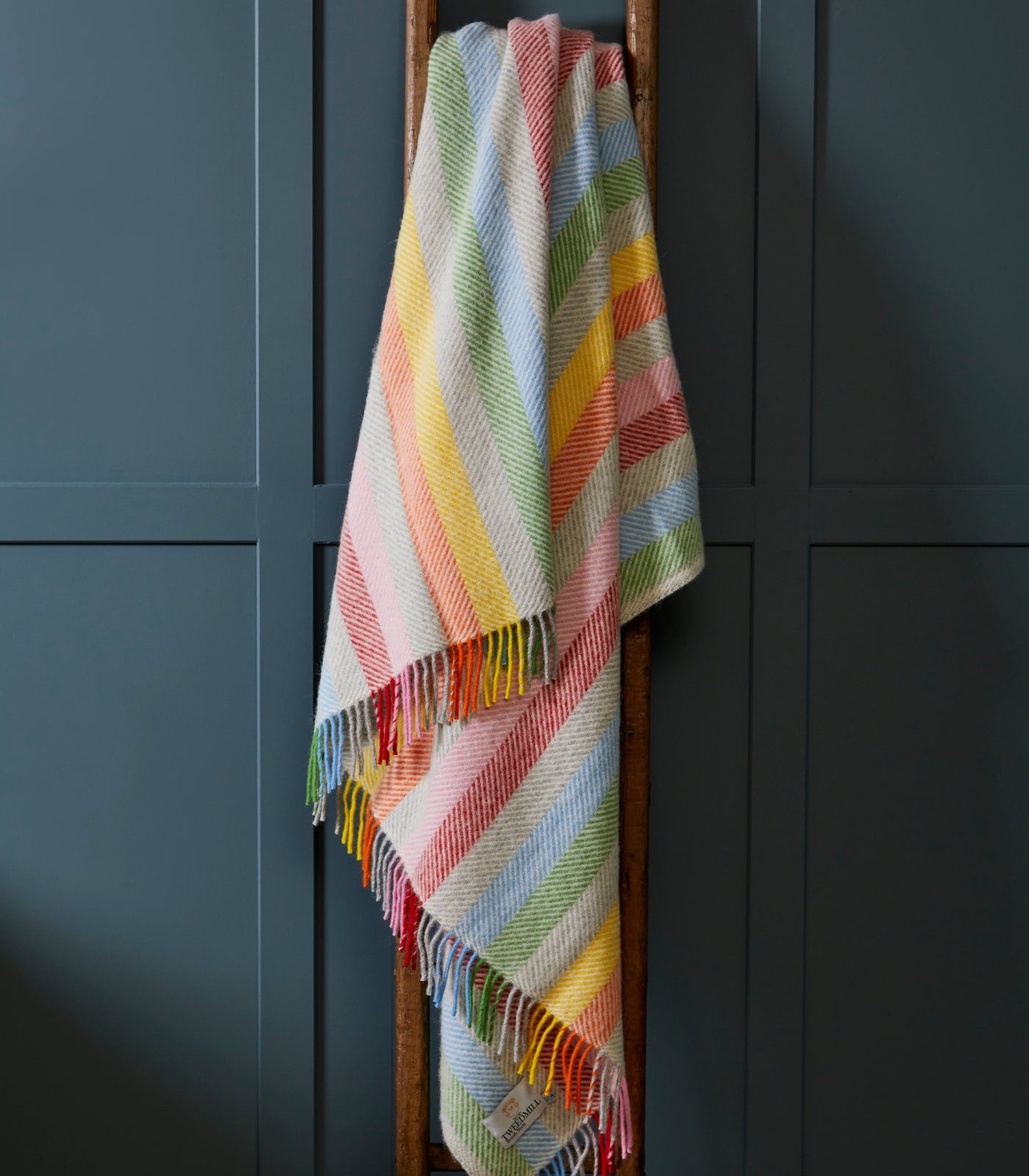Plaid Laine Rainbow Gris Rayures Colorées 150 x 183 cm, The Mill, vue d'ensemble