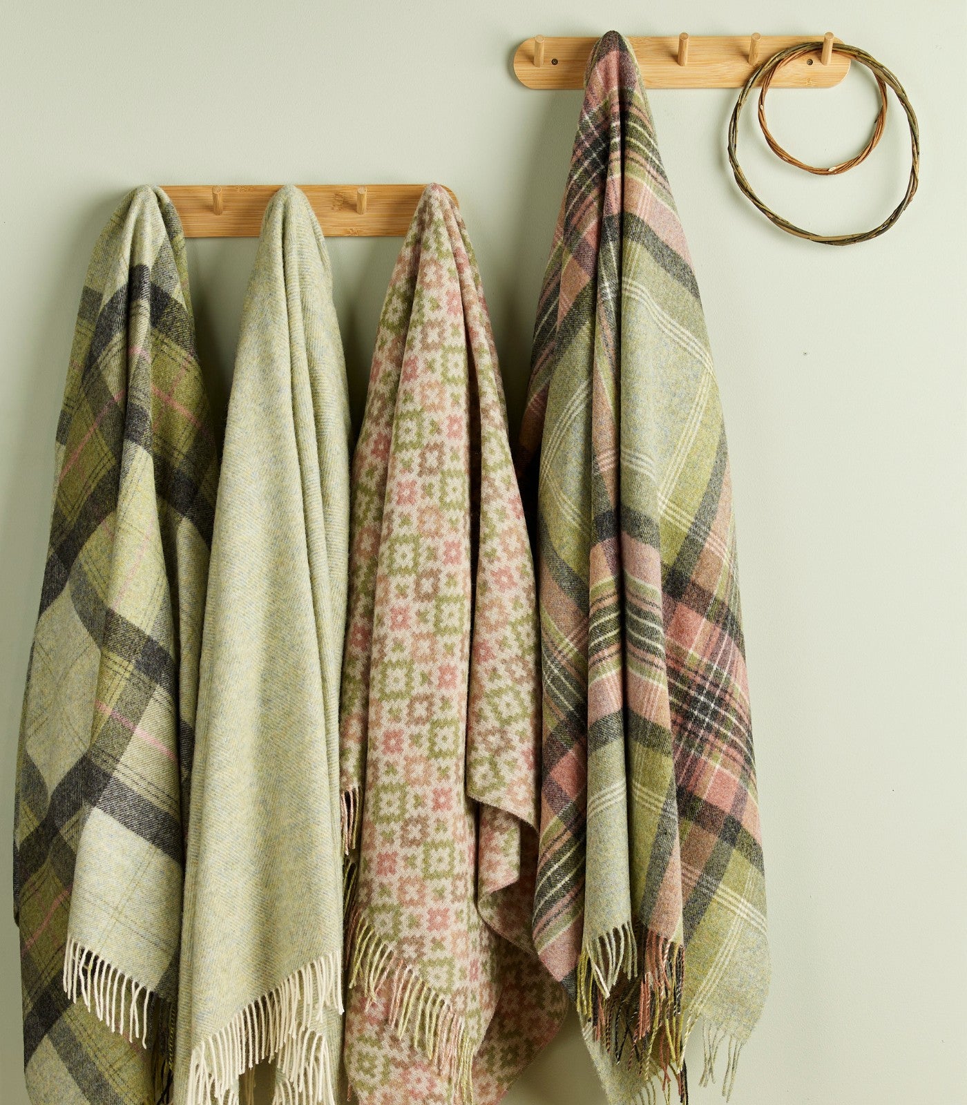 Plaid Laine Ecossais Kintyre Vert et Rose 140 x 185 cm, B at Home, drapé sur un canapé