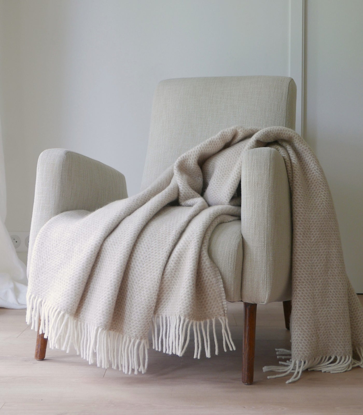 Plaid Laine Beehive Beige - vue lifestyle sur canapé ou lit