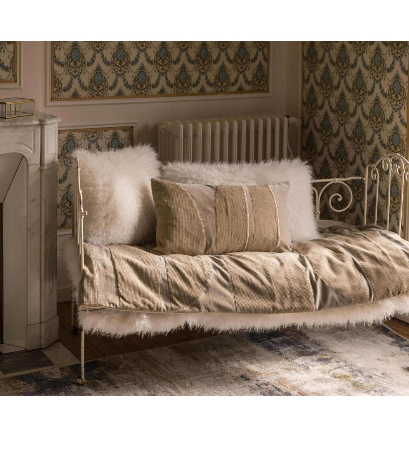 Plaid Fausse Fourrure Neige Imitation Mouton - 130 x 160 cm, Vivaraise, drapé sur un canapé