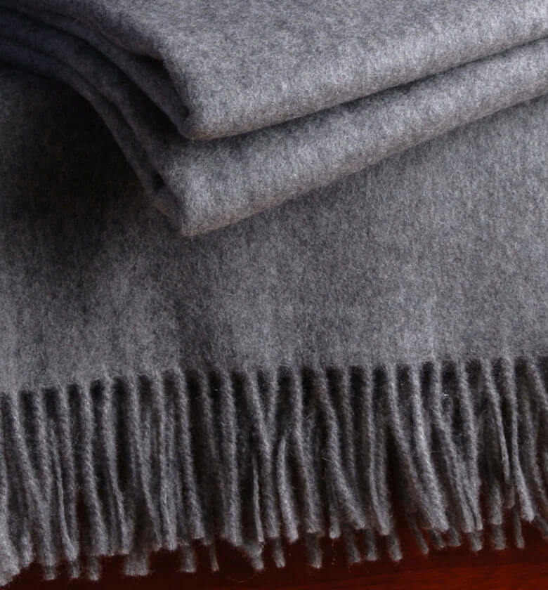Plaid cachemire gris - détail texture douce pour canapé et chambre
