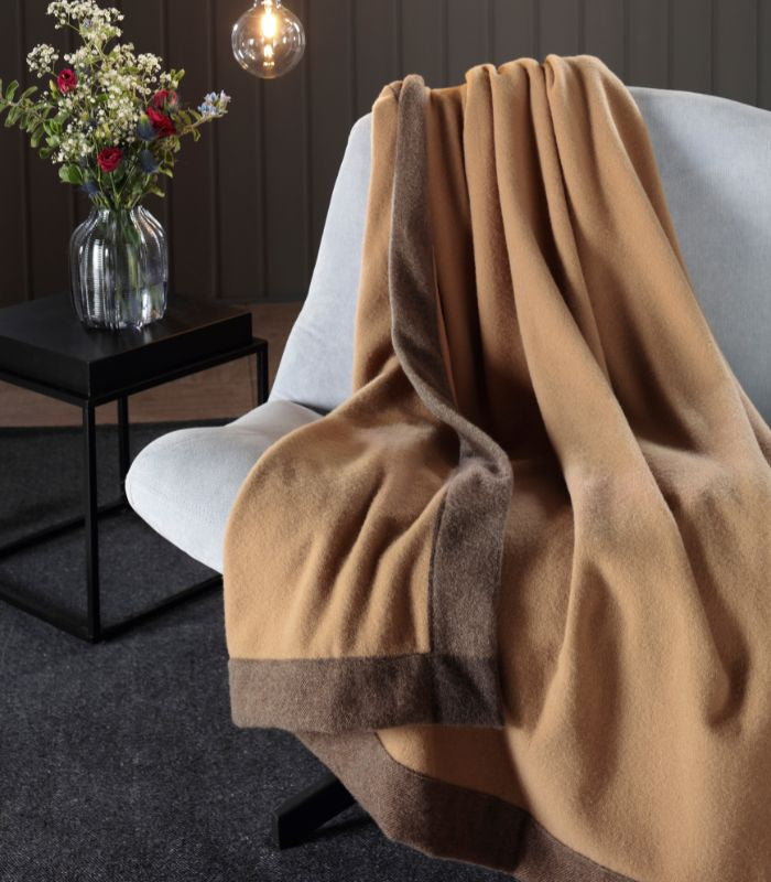 Plaid 100% Laine Camel Bordé 150 x 210 cm - Collection Prado, Plaid Addict, drapé sur un canapé