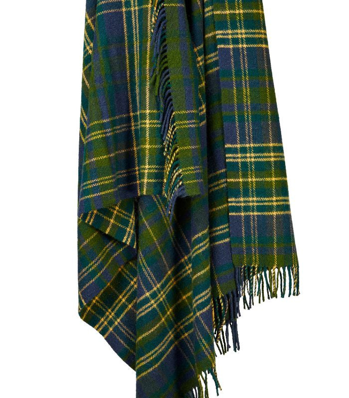 Plaid Pure Laine Écossais Vert Forest 150 x 183 cm, The Mill, drapé sur un canapé