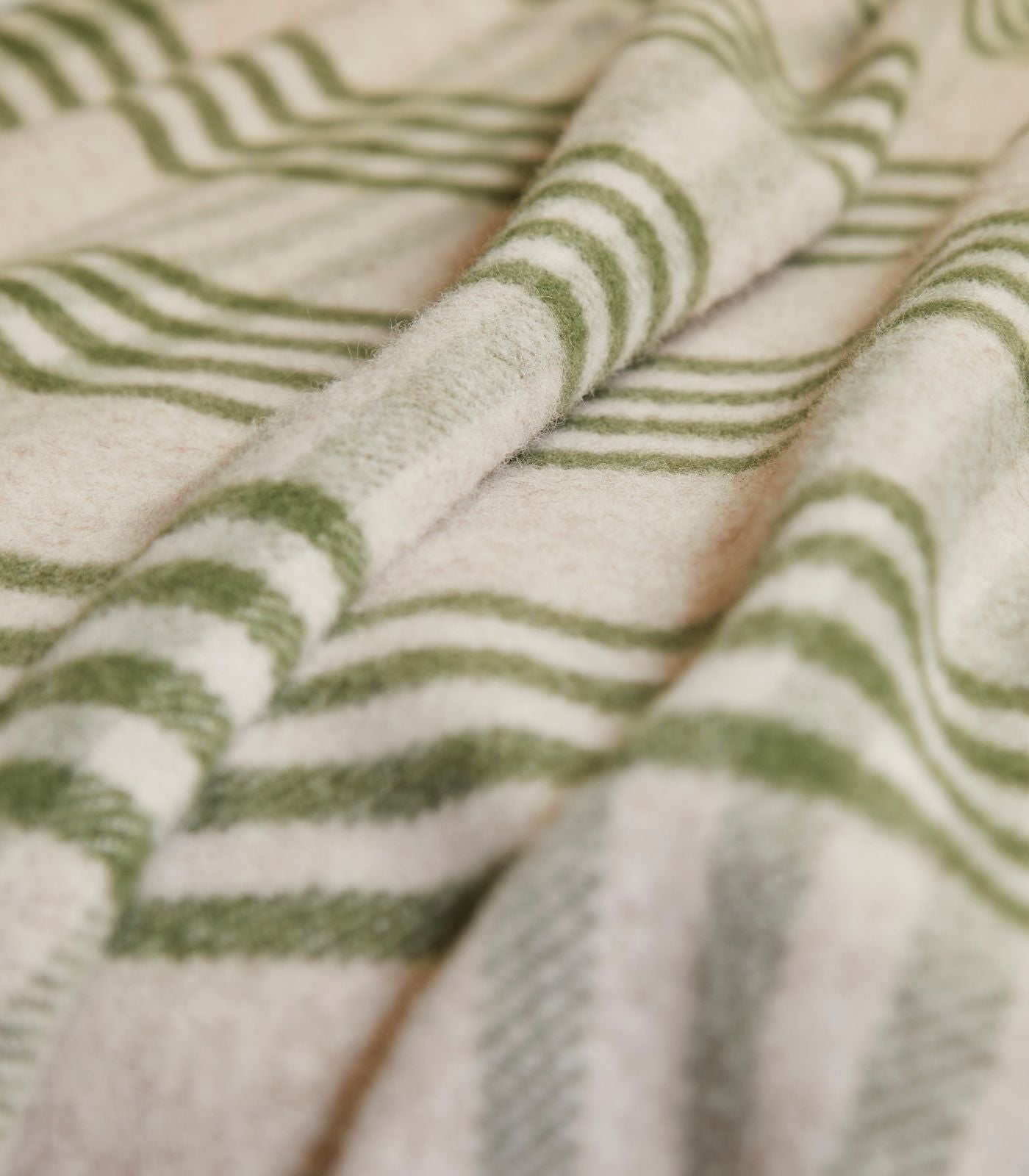 Plaid Laine Carreaux Vert et Beige 150 x 240cm - Collection Aspen, The Mill, mise en situation salon