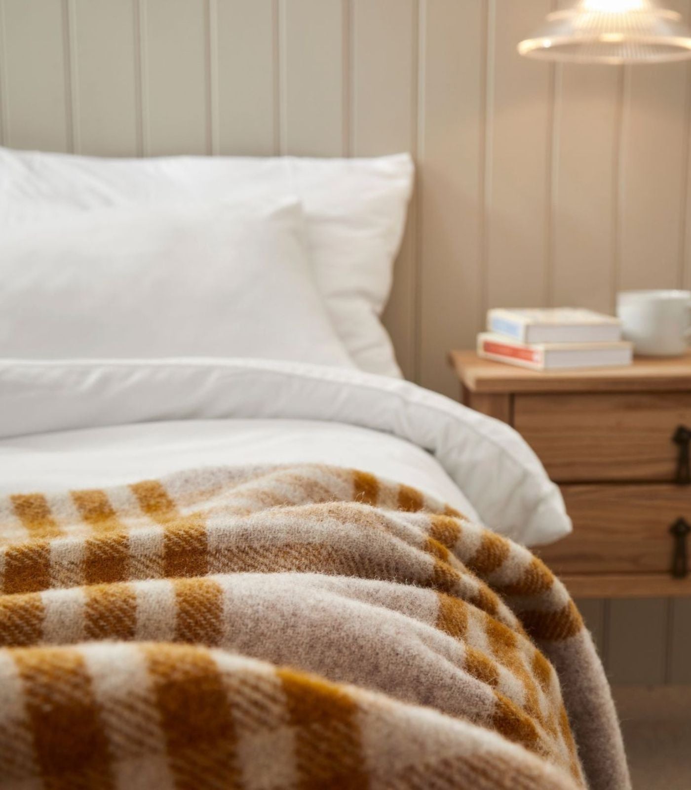 Plaid Laine Carreaux Moutarde et Beige 150 x 240cm - Collection Aspen, The Mill, ambiance cocooning