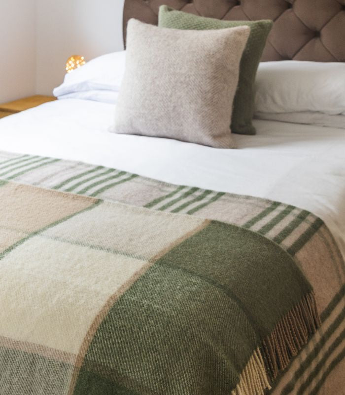 Plaid Laine Carreaux Vert et Beige 150 x 183 cm, The Mill, drapé sur un canapé