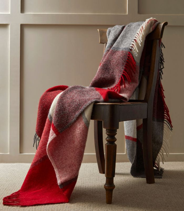Plaid Laine Carreaux Rouge et Gris 150 x 183 cm, The Mill, tissé en Angleterre