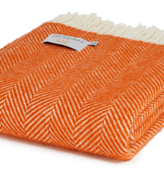 Plaid Laine Chevrons Orange 150 x 183 cm, The Mill, drapé sur un canapé
