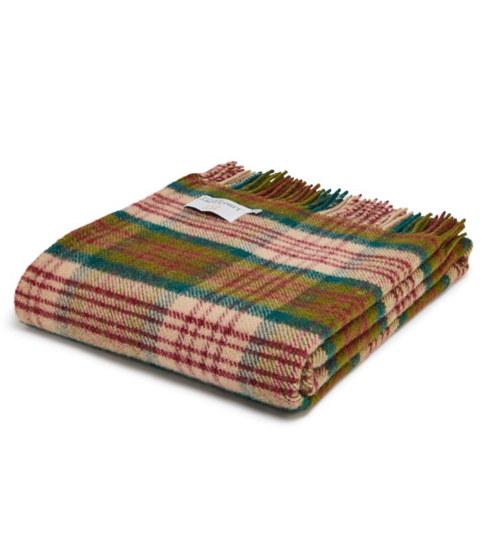 Plaid Laine Ecossais Thistleberry 150 x 183 cm, The Mill, drapé sur un canapé