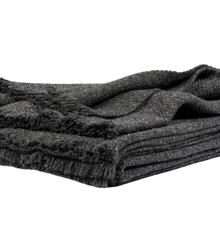 Plaid Laine et Soie Hera Anthracite 140 x 180 cm, Plaid Addict, drapé sur un canapé