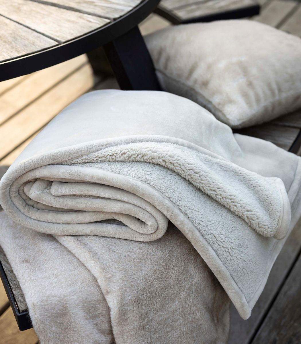 Plaid Cocooning Effet Mouton Beige Lin, Vivaraise, drapé sur un canapé