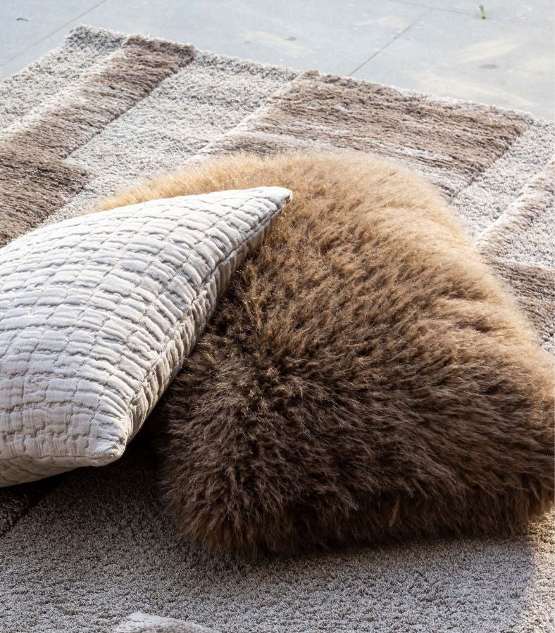 Coussin Fausse Fourrure Acajou Imitation Mouton, Vivaraise, drapé sur un canapé