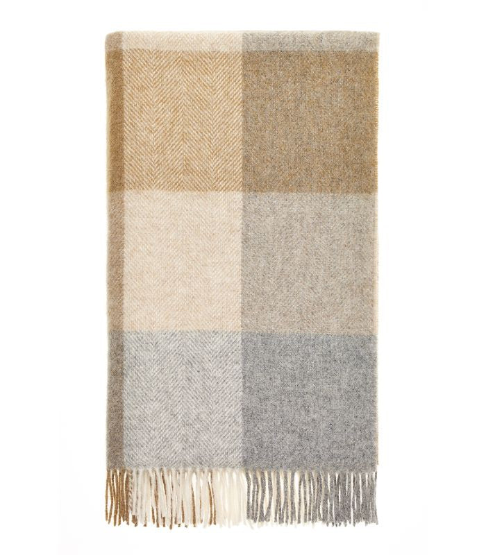 Plaid laine anglaise plié – carreaux gris et brun sur fond beige – style naturel et raffiné