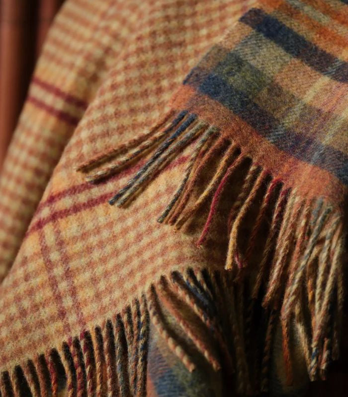 Plaid Laine Écossais Réversible Luxe Vert et Orange 140 x 190 cm, Johnstons of Elgin, gros plan sur la matière