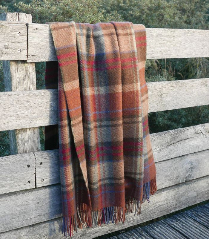Plaid Pure Laine Ecossais Country Orange 136 x 180 cm, John Hanly, drapé sur un canapé
