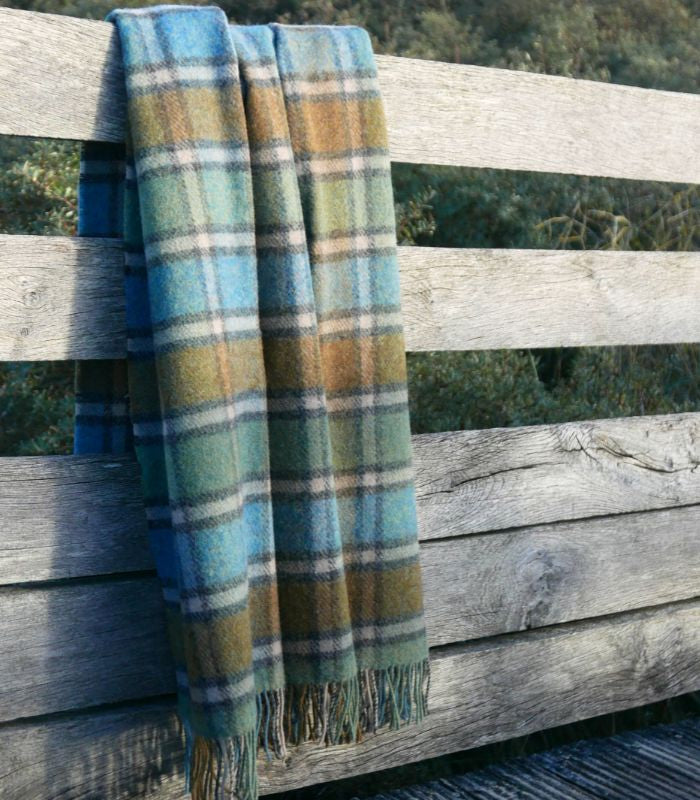 Plaid Pure Laine Ecossais Country Vert et Bleu 136 x 180 cm, John Hanly, drapé sur un canapé