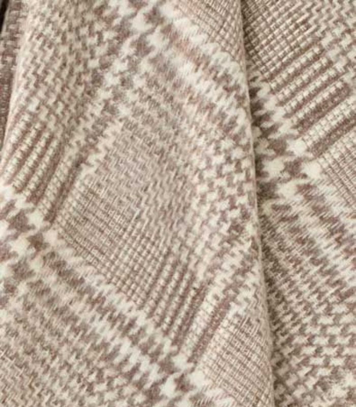 Plaid Pure Laine Anglaise Glen Check Brun et Ecru 140 x 185 cm, B at Home, gros plan sur la matière