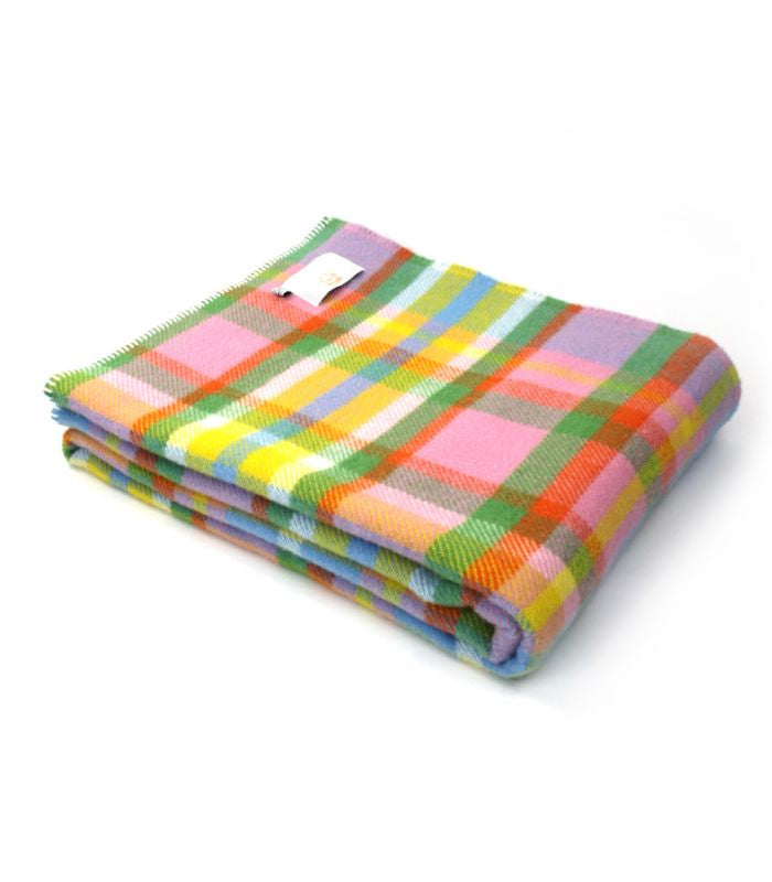 Plaid Laine Rainbow Check Coloré 140 x 200 cm, The Mill, drapé sur un canapé