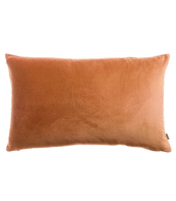 Coussin en Velours ELISE Orange Rouille, Vivaraise, drapé sur un canapé