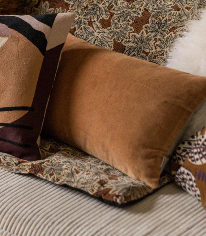 Coussin en Velours ELISE Orange Rouille, Vivaraise, gros plan sur la matière