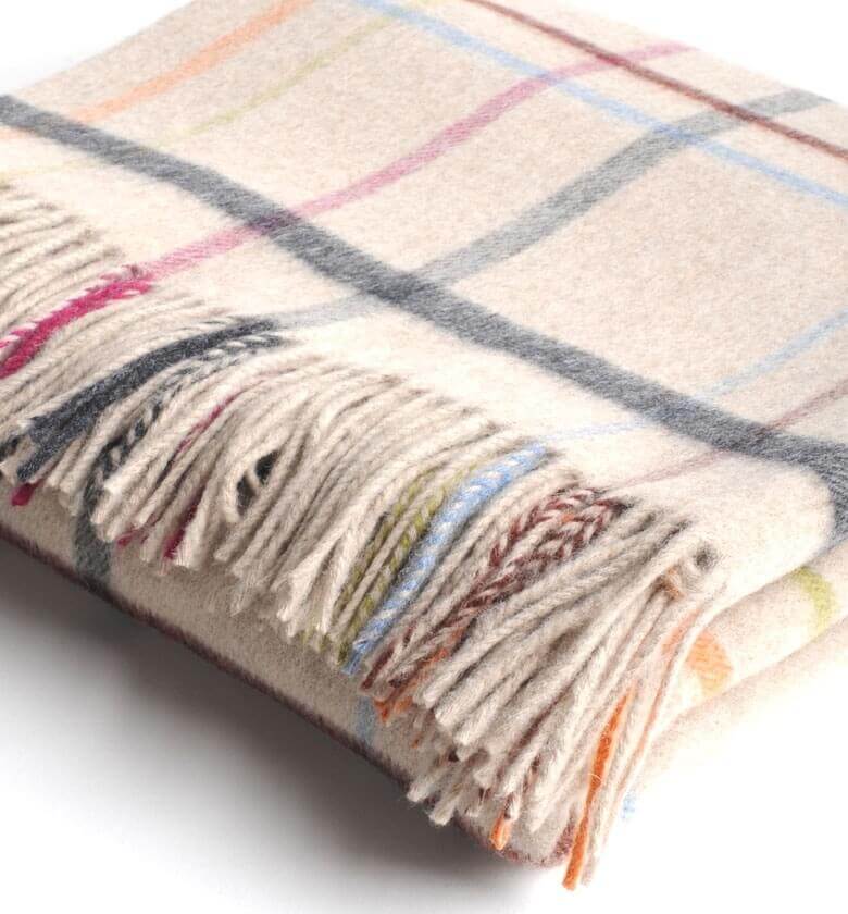 Plaid Laine Mérinos Color Code Beige - format 140 X 185 cm drapé sur canapé