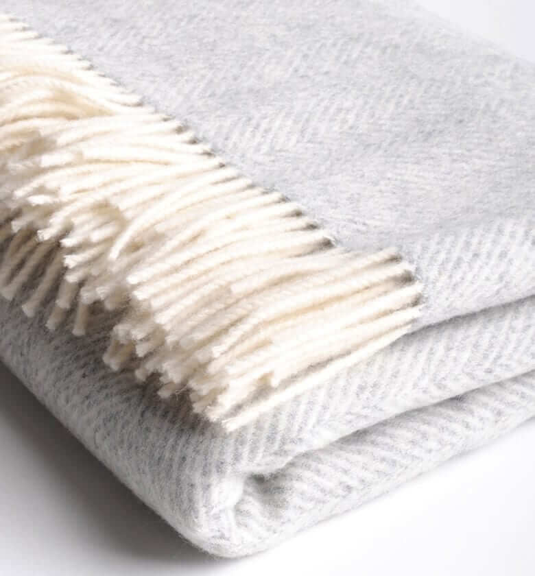 Plaid Laine Mérinos Chevrons Gris - format 140 X 185 cm drapé sur canapé