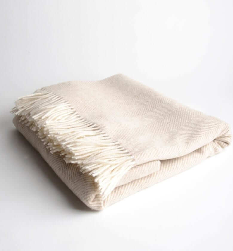 Plaid laine mérinos beige - détail texture douce pour jeté de canapé ou de lit