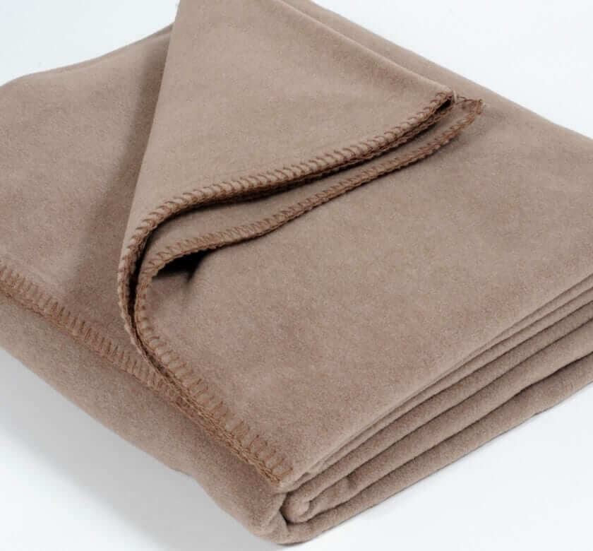 Plaid Polaire marron - détail texture douce pour canapé et chambre