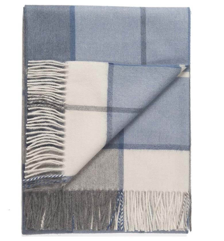 Plaid baby alpaga bleu - détail texture douce pour canapé et chambre