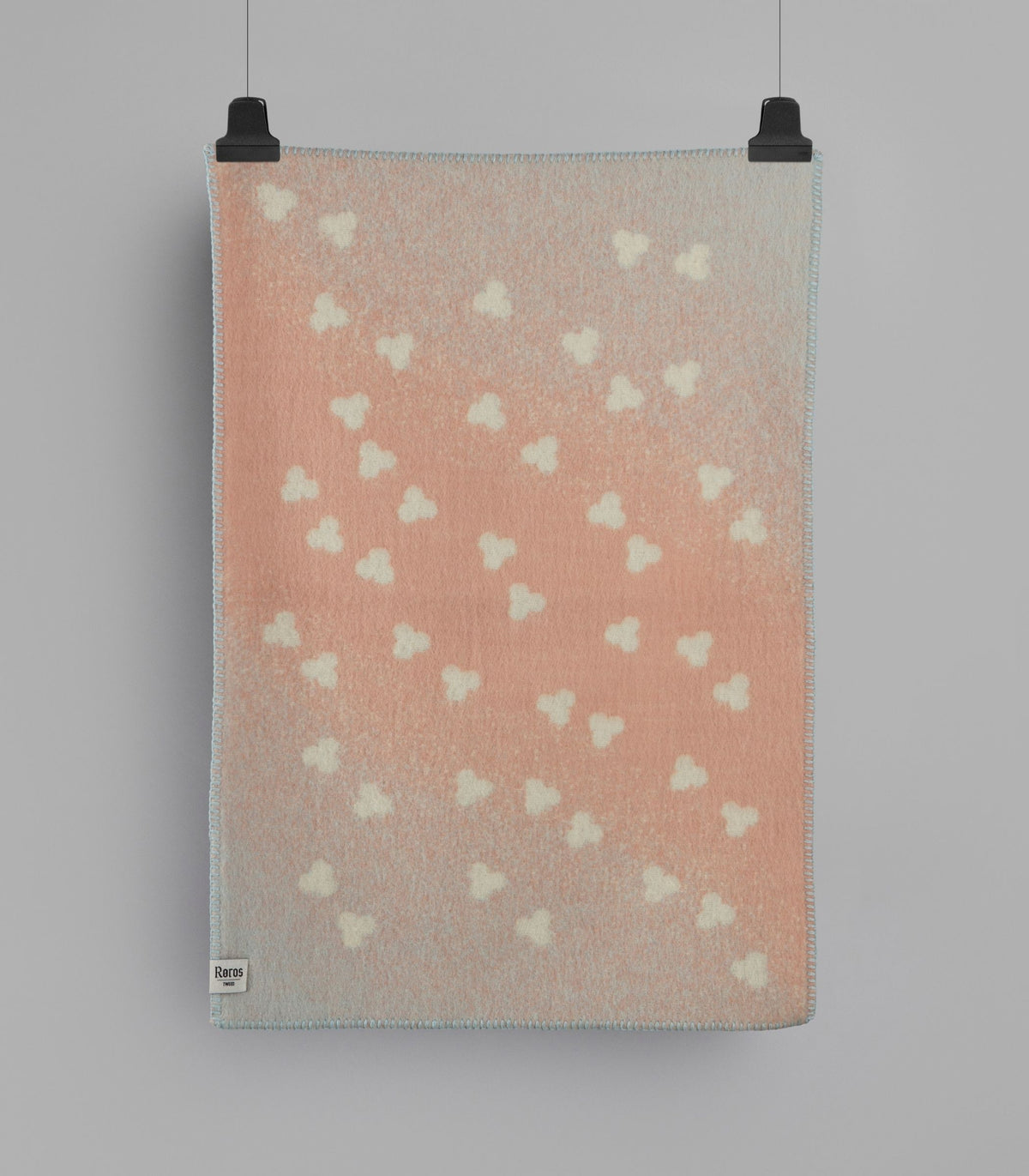 Couverture pour bébé bleu et rose à plat de face pour détail