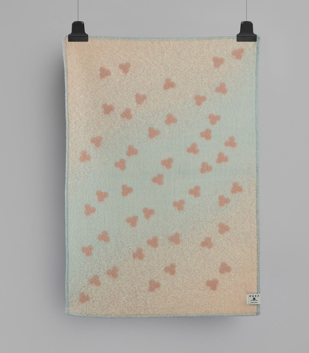 Couverture pour bébé bleu et rose à plat de dos pour detail