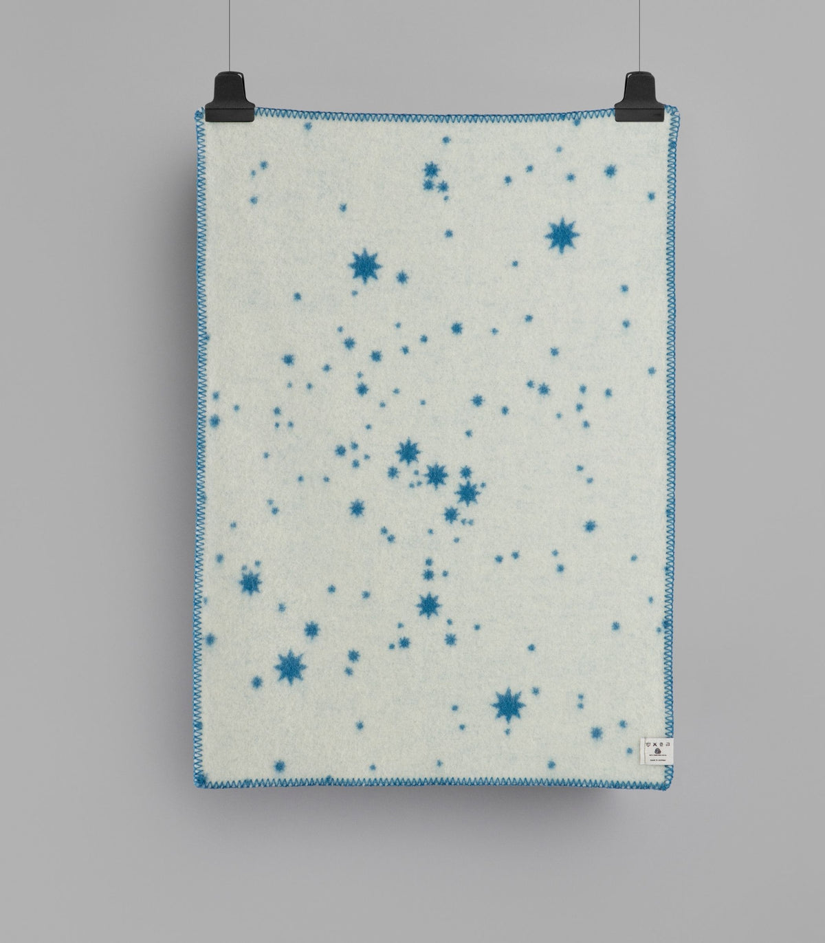Couverture bebe orion bleu et ecru à plat arrière